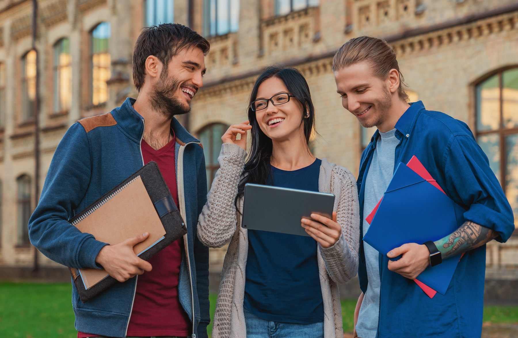 Étudiants et professionnels travaillant entre le Canada et les États-Unis